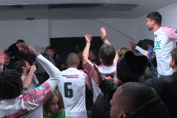 La joie des Cortenais dans le vestiaire après leur victoire face à l'équipe mahoraise des Diables Noirs de Combani.