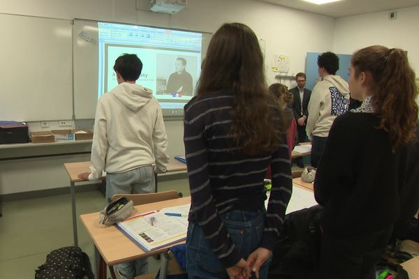 Tous les élèves du collège Alain Fournier à Bordeaux ont observé avec gravité une minute de silence en mémoire du professeur assassiné Samuel Paty