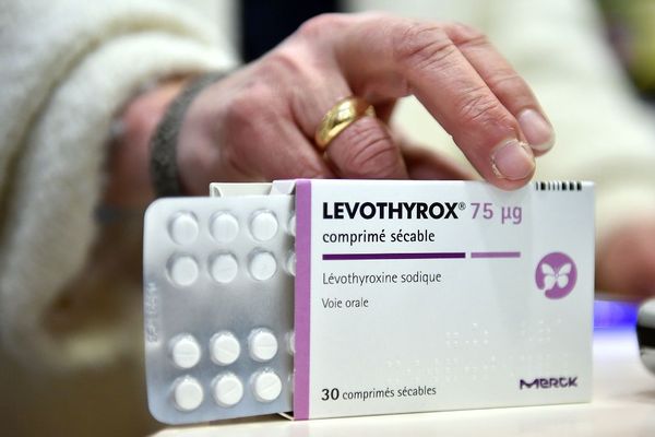 En France, 17 000 cas de personnes souffrant d'effets secondaires après avoir pris la nouvelle version du Levothyrox ont officiellement été déclarés.