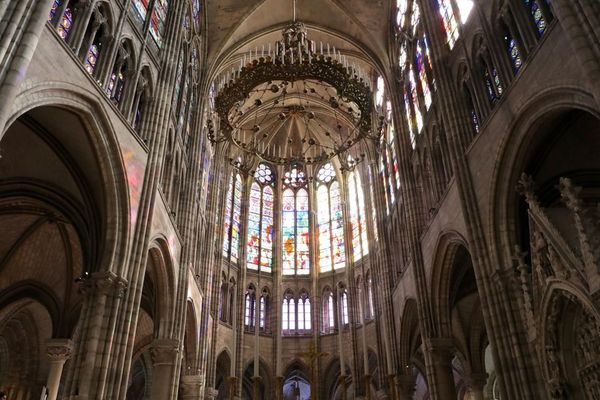 La basilique de Saint-Denis, en Seine-Saint-Denis, abrite la nécropole des rois de France (illustration). 