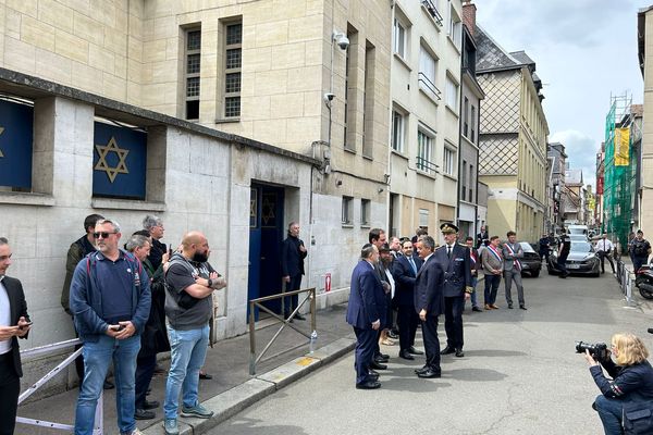 Gérald Darmanin s'est rendu à Rouen en soutien à la communauté juive après l'attaque d'une synagogue