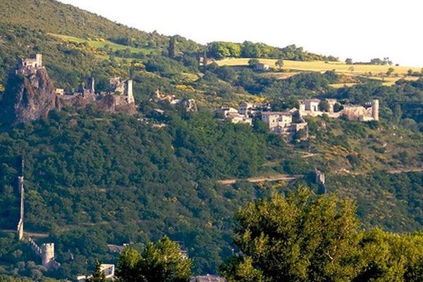 Le relief local est marqué par des falaises rocheuses.