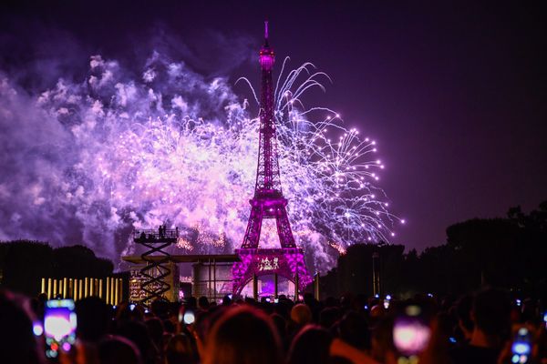 Un Feu D Artifice A Paris Pour Le 14 Juillet Et Pas Ailleurs On Se Moque De Nous