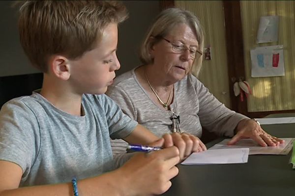 Josiane s'occupe de deux frères chaque jour à la sortie de l'école