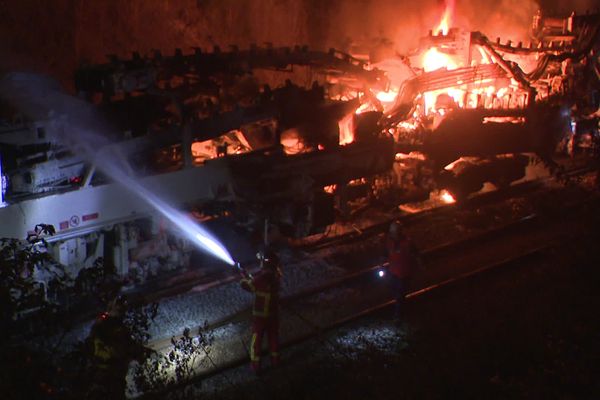 L'un des wagons du train spécial effectuant les travaux sur la ligne POLT a pris feu.