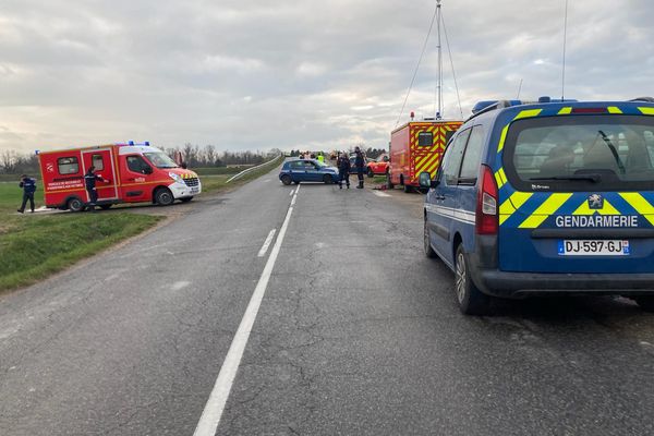 Une voiture a fauché un groupe d'une vingtaine de cyclistes à Saint-Just-Saint-Rambert (Loire) mercredi 17 mars dans l'après-midi, faisant au moins un blessé grave.