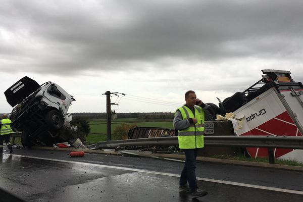 Le camion littéralement coupé en deux sur l'autoroute A54