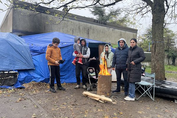 Sous la neige et dans le froid, ces migrants logent sous des tentes à Reims.