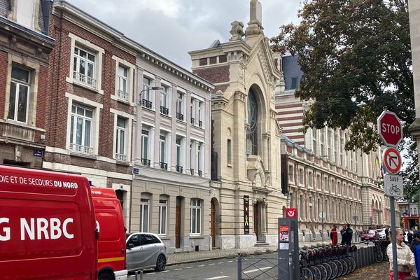 La synagogue de Lille où sont retranchés une quinzaine de fidèles.