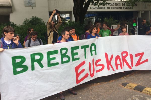 Parents d'élévès et professeurs étaient réunis ce mardi devant le rectorat de Bordeaux