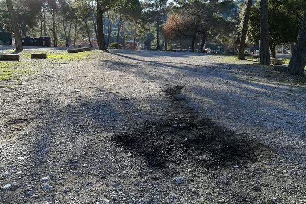 La voiture incendiée avec les deux corps a l'intérieur a été retrouvée sur ce parking du complexe de loisir OK Corral