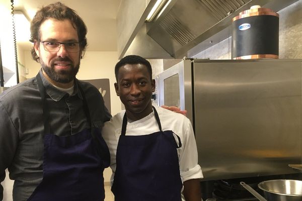 Un peu plus de trois ans après avoir quitté la Guinée, Alpha Doumbouya, découvre l’excellence de la cuisine française.