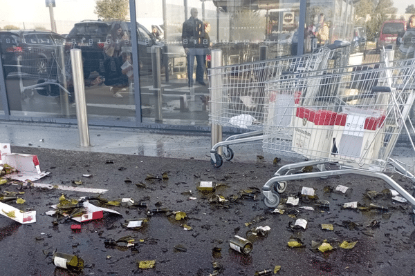 Une opération coup de poing devant un supermarché d'Orange a été menée ce lundi 4 novembre.