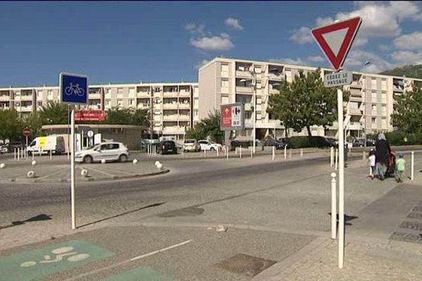 Deux agresseurs présumés de 17 et 19 ans avaient été interpellés et écroués mardi et une information judiciaire  a été ouverte au parquet de Toulon pour identifier d'autres agresseurs. 


