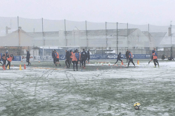 Avant la rencontre de 8eme de finale de la Coupe de France contre l'OM, les burgiens se sont entraînés dans le froid et la neige. 