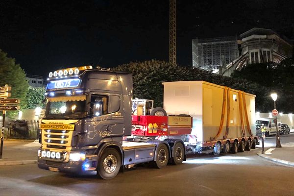 Le transformateur de cinquante-cinq tonnes rejoint le chevet de Notre-Dame sur une remorque après avoir été débarqué en bord de Seine.