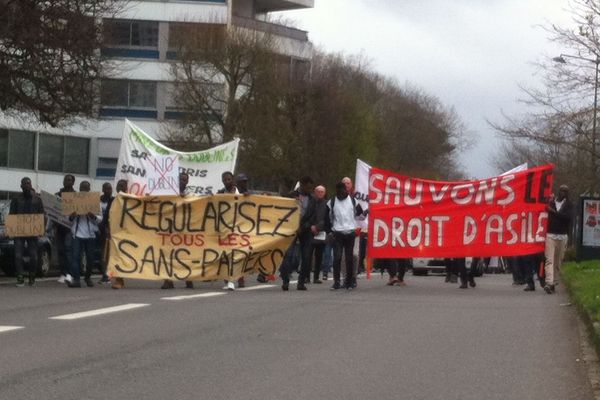 Le cortège au départ du Blosne pour les droits des mineurs