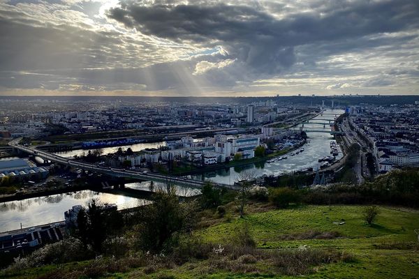 Vue générale de Rouen avec la Seine, le pont Mathilde et l'île Lacroix