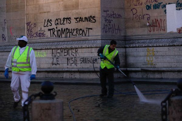 "Augmenter le RSA Sanglier" avait été tagué sur l'Arc de Triomphe lors de la troisième manifestation parisienne des gilets jaunes. Sur cette photo, des agents nettoient le site. 