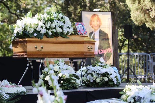 Le cercueil d'Annie Cordy, à Cannes, ce samedi après-midi, 