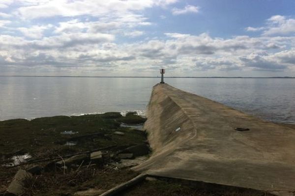 La digue du port de Vitrezay où s'est produit le drame vendredi 8 mars après-midi.