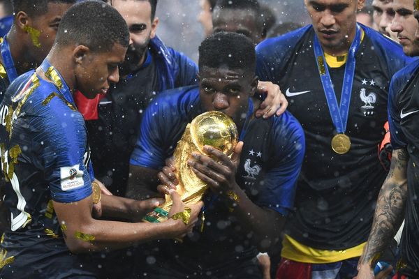 A Moscou, le 15 juillet 2018, Samuel Umtiti embrasse le trophée de la Coupe du Monde de football.