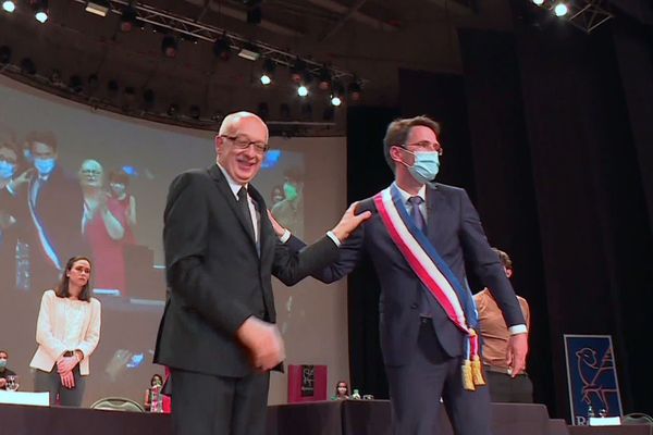 3 juillet 2020 : Nicolas Mayer-Rossignol succède à Yvon Robert à la mairie de Rouen  