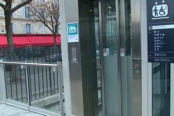 L'entrée des ascenseurs à la gare Pont Cardinet à Paris (17e)