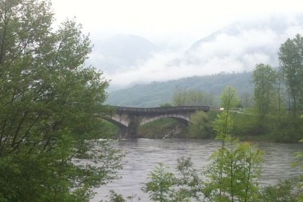 On voit sur cette photo particulièrement bien le décrochement du pont 