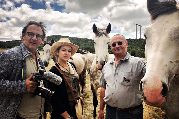 "Ô la belle vie" en tournage au domaine de Gaillac dans le Larzac. de gauche à droite : Laurent Desvaux, réalisateur, Sophie Jovillard, présentatrice de l'émission et Michel Arnal, un des propriétaires du domaine.