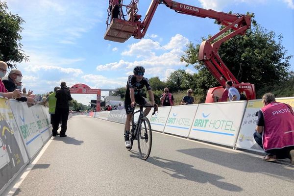 Leo Hayter remporte en solitaire la 2e étape du Tour de Bretagne