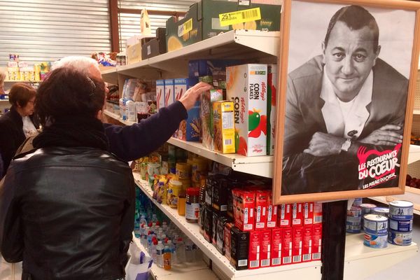 Distribution de produits aux Restos du Coeur