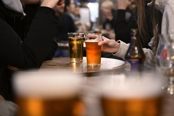 Les clients étaient-ils déjà ivres lorsque la patronne du bar de Pabu leur a servi à boire ?