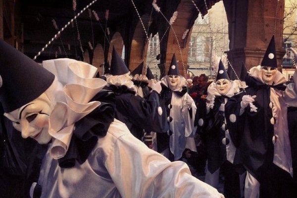 Le carnaval se déroule de janvier à mars tous les samedis et dimanches dans les rues de Limoux dans l'Aude.