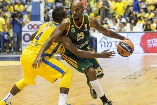 Ramel Curry tente de passer devant Jeremy Pargo, le meneur du Maccabi Tel Aviv.