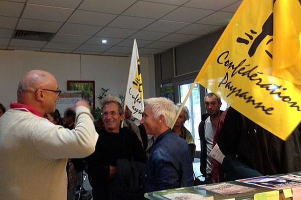 Montpellier - des agriculteurs de la Confédération paysanne Languedoc-Roussillon s'invitent à la Direction de l'agriculture - 6 octobre 2015.