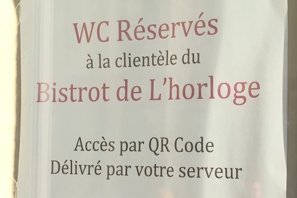 Face à l'affluence liée aux pannes des toilettes publiquesn un café de Nîmes a restreint l'accès à ses WC.