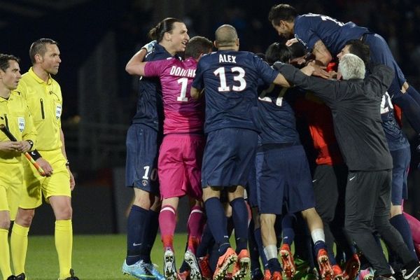 Les joueurs du Paris Saint-Germain célèbrent le troisième titre de leur histoire après leur victoire 1-0 contre Lyon, au Stade Gerland. 