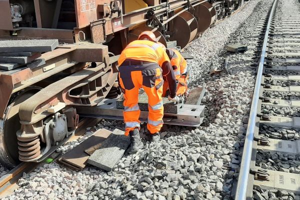 Le wagon (engin de chantier) est sorti de la voie.