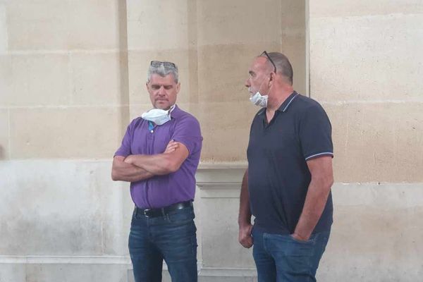 Patrick Franken et Serge Bousquet Cassagne devant le palais de justice d'Agen.