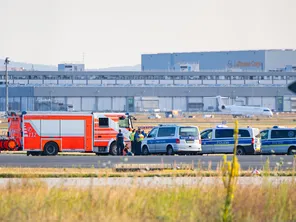 La police est intervenue avec les pompiers pour tenter de décoller les activistes du tarmac de l'aéroport de Francfort, jeudi 25 juillet 2024