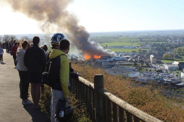 Le feu s'est déclaré peu avant 18 heures. L'entrepôt s'est embrasé en quelques minutes