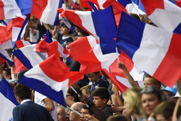 L'ambiance était bon enfant dans les tribunes du match France - Paraguay, à Rennes vendredi 2 juin.