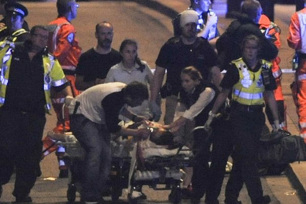 Des officiers de police et des secouristes près de London Bridge après l'attaque, le 3 juin 2017. 