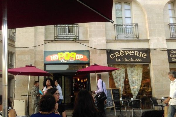 A l'intérieur de ce café du quartier Bouffay les individus ont gazé et matraqué la clientèle.