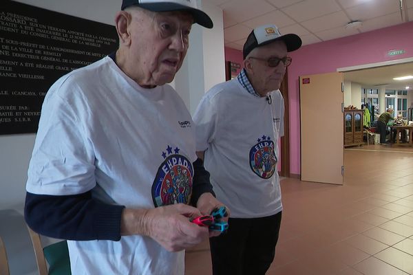 Robert et Claude, 89 ans s'entrainent jusqu'à 4 heures par jours à la Wii Bowling.