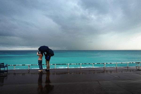 Nice, pluie et parapluie, une image d'archive