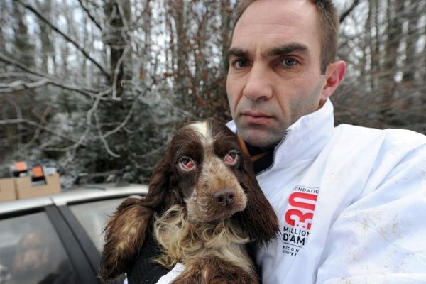 Jean-François Legueulle, délégué de la fondation 30 Millions d'amis, présente un cocker retrouvé dans un élevage à Peyrat-le-Château où une centaine de chiens étaient détenus dans des conditions déplorables, le 17 décembre 2010.