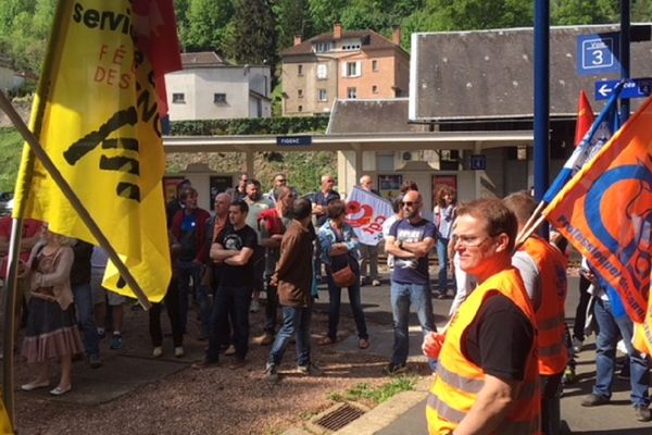 Les cheminots du Lot réunis sur le quai de la gare de Figeac.