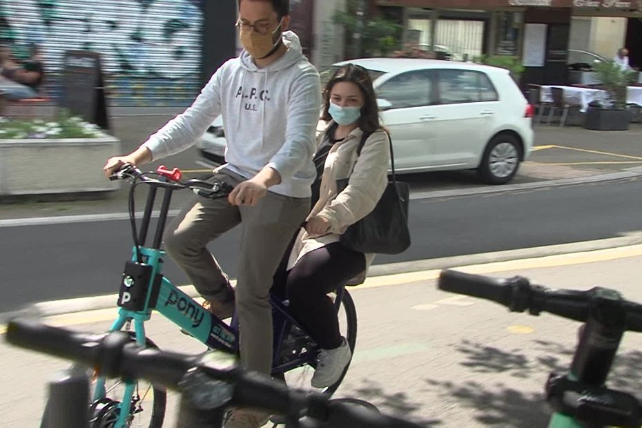 VIDEO.  Grenoble is experimenting with “car sharing” with two-seater bikes for self-service hire